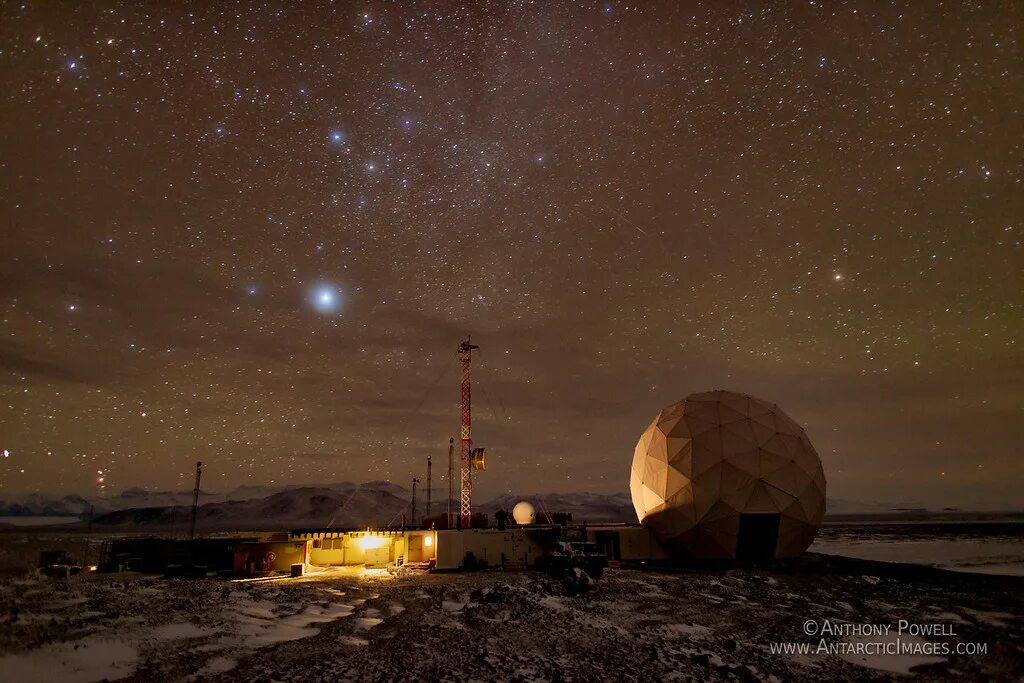 Южный Полярный телескоп – Антарктида. Полярная ночь станция Восток. Антарктида Северное сияние. Станция Восток Антарктида. Включи станцию на ночь
