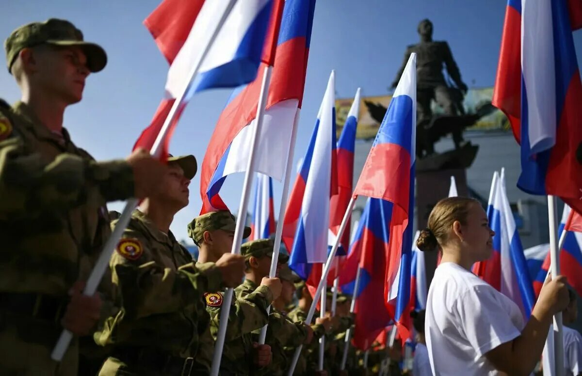 Проект военные люди. Патриотизм. Российские военные с флагом. Солдат с флагом России. Флаг Российской армии.