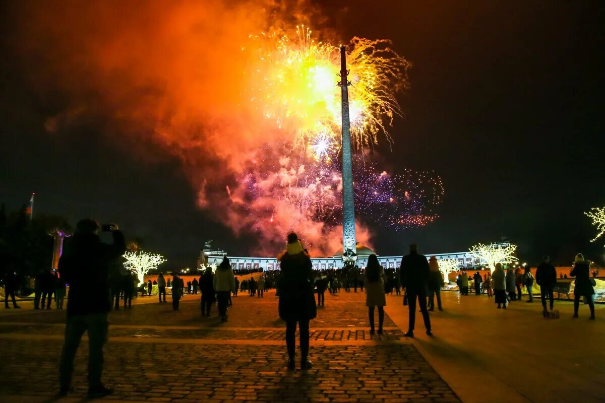 Салют Победы 2022 Москва. Лужники салют 23 февраля. Парк Маяковского салют 23 февраля. Салют 23 февраля парк Победы. Где будет салют 23 февраля 2024 москва