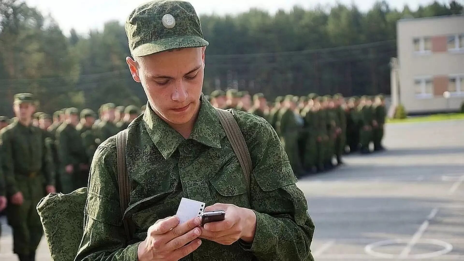 Российская военная служба. Солдат армии РФ срочник. Солдат призывник. Служба в армии. Призыв на военную службу.