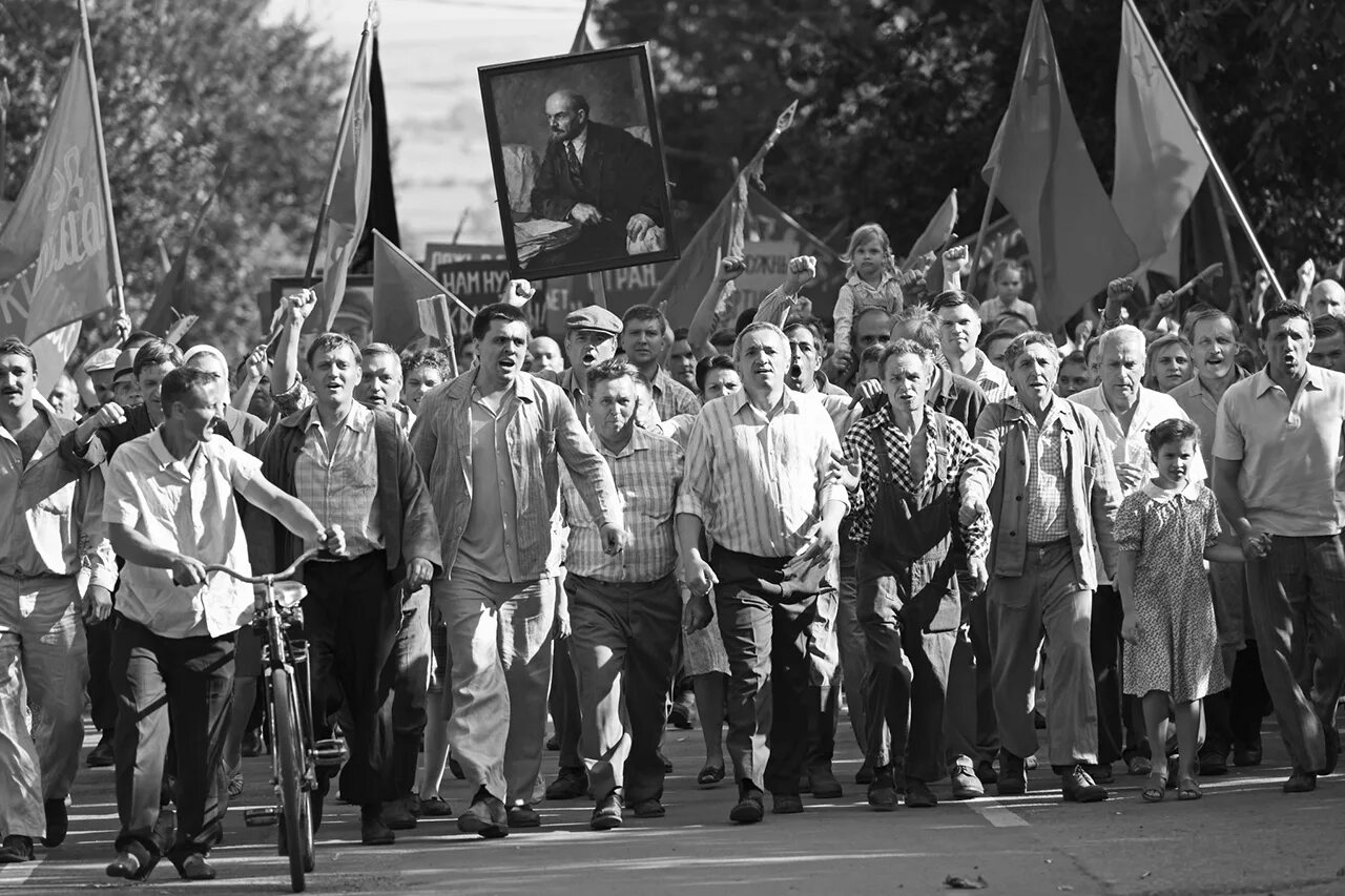 Выступление в новочеркасске 1962. Новочеркасский расстрел рабочих в 1962. забастовка в новочеркасске в 1962. восстание в новочеркасске в 1962.