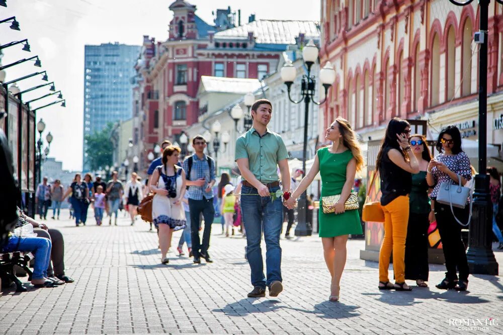 Веселый трафик. Люди на улицах Москвы Арбат. Люди в городе. Люди на улице города. Прогулка в городе.