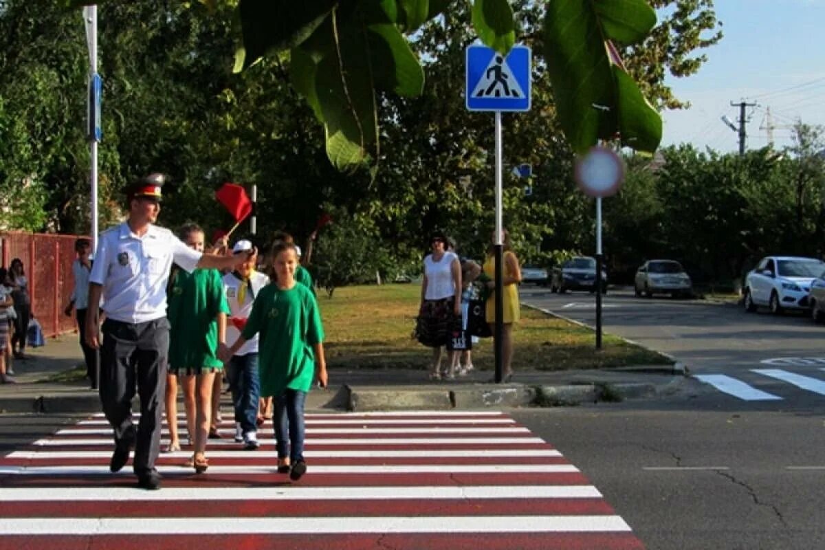 Переход дороги. Пешеходный переход для детей. Через дорогу. Пешеход на дороге.