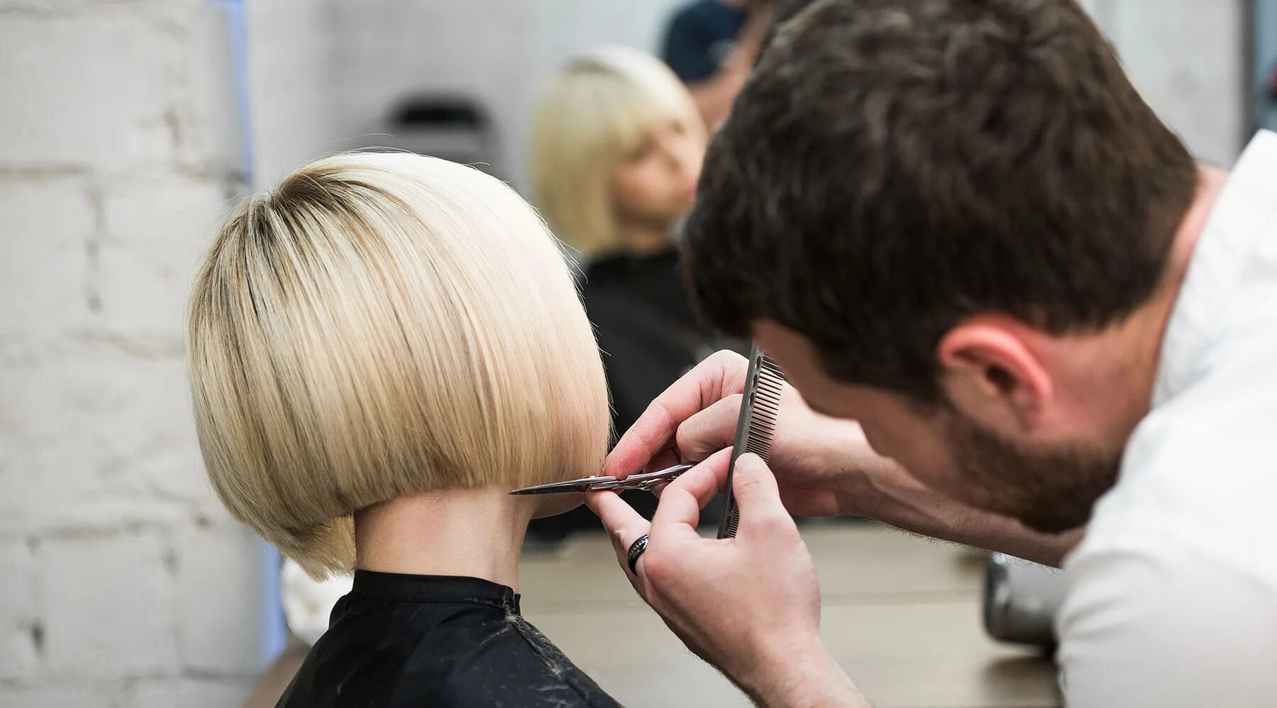 прикольная стрижка в парикмахерской. подстригаться во сне женщине у парикмахера. стрижка волос в парикмахерской. посещение парикмахерской. плохой парикмахер.