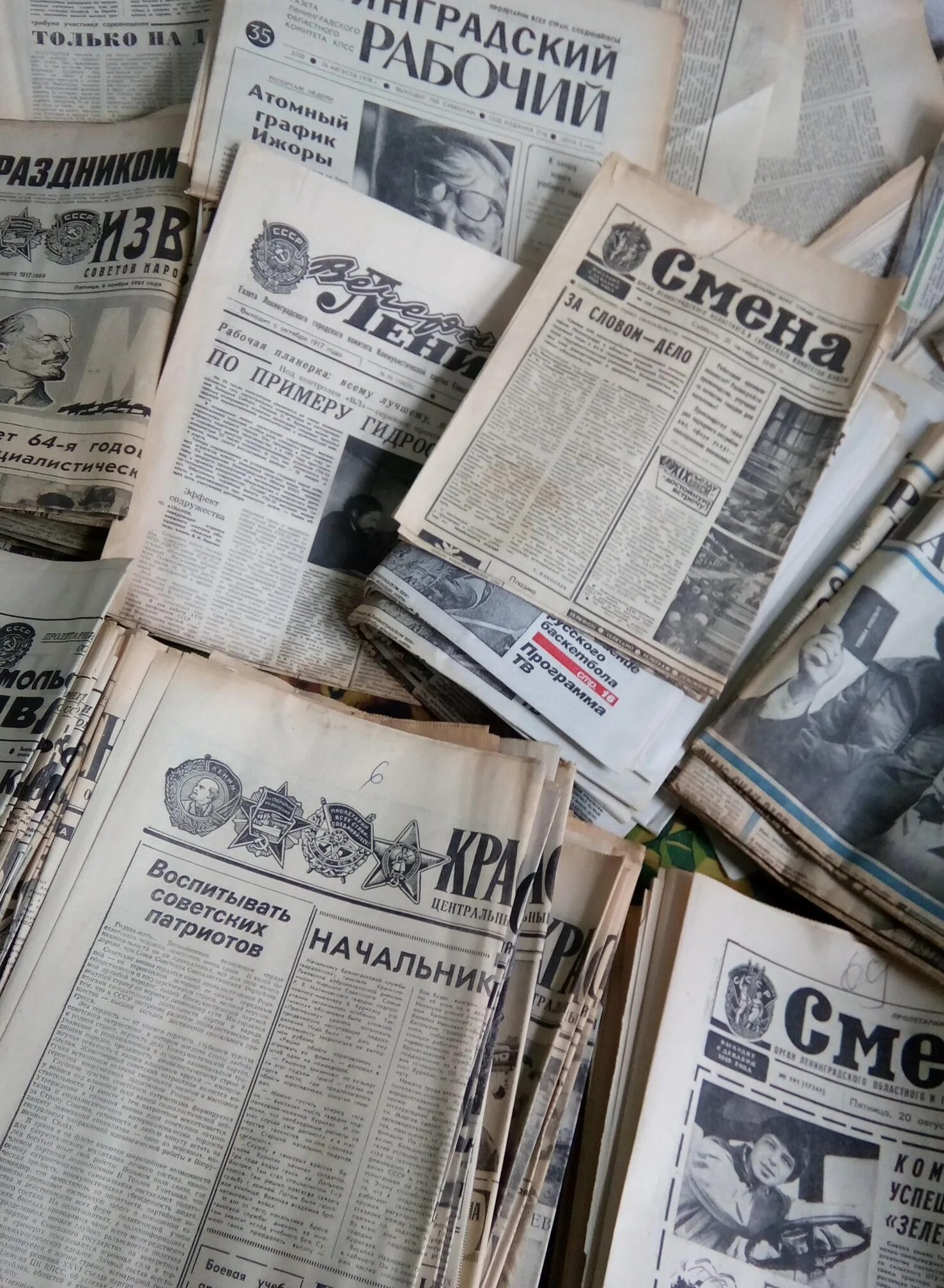 Читаем старые газеты. Старая газета. Старинная газета. Старые газеты и журналы. Стопка газет.
