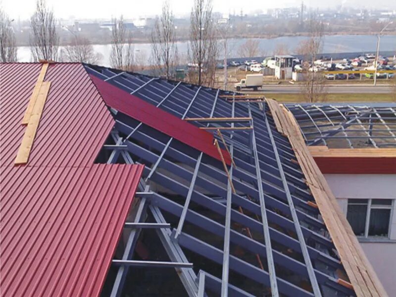 как перекрыть крышу профнастилом. кровля крыши профнастилом. как перекрыть крышу профнастилом. монтаж профлиста с 21 на крышу. перекрытие крыши профнастилом.