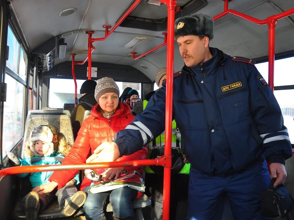 Безопасность в автобусе. Безопасность пассажирских перевозок. Безопасность пассажиров в транспорте. Безопасность пассажира в автобусе.