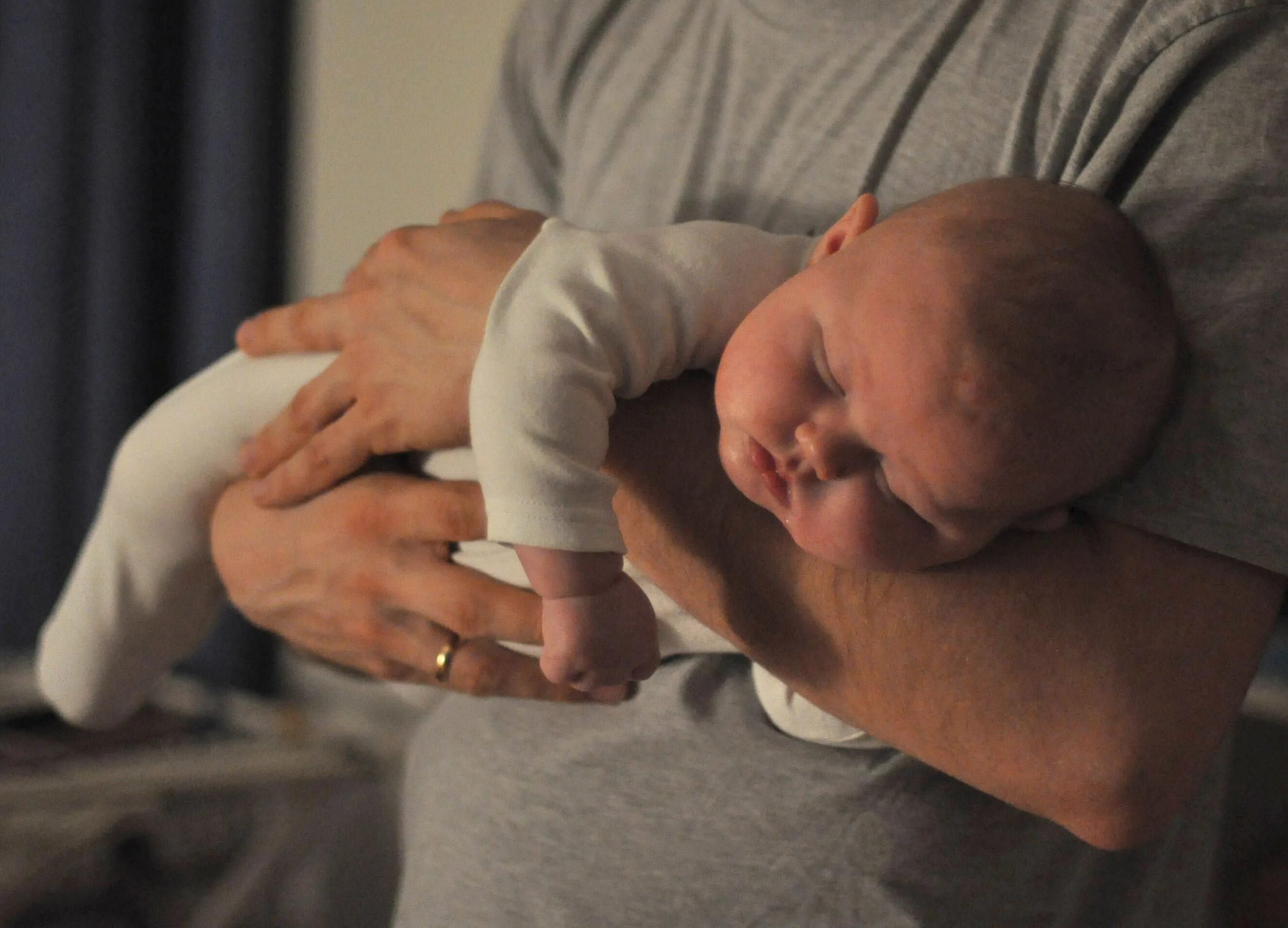Держать во сне младенца на руках мальчика. Новорожденный на руках. Рука новорожденного ребенка. Грудничок на руках. Младенец на руках.