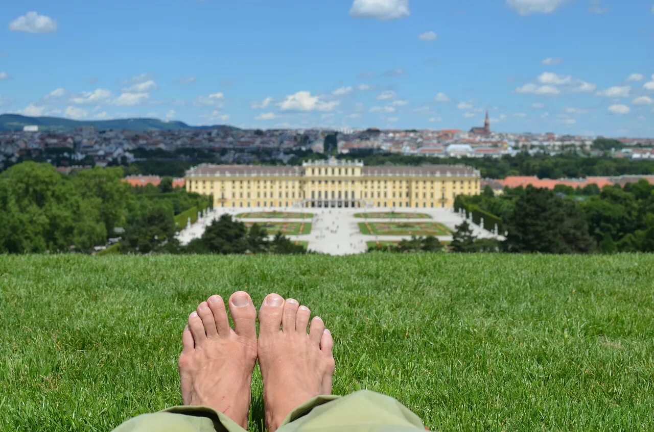 Feet relax. Отдых расслабление. Отдых и расслабление картинки. Семинар летом ноги. День расслабления 15 августа картинки.