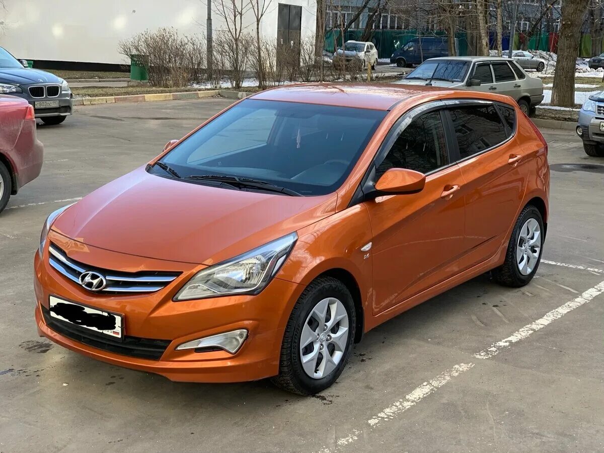 Машина солярис с пробегом. Hyundai Solaris 2015 1,6 оранж. Солярис 2014 оранжевый Hyundai Solaris. Hyundai Solaris 2015. Хендай Солярис 1.