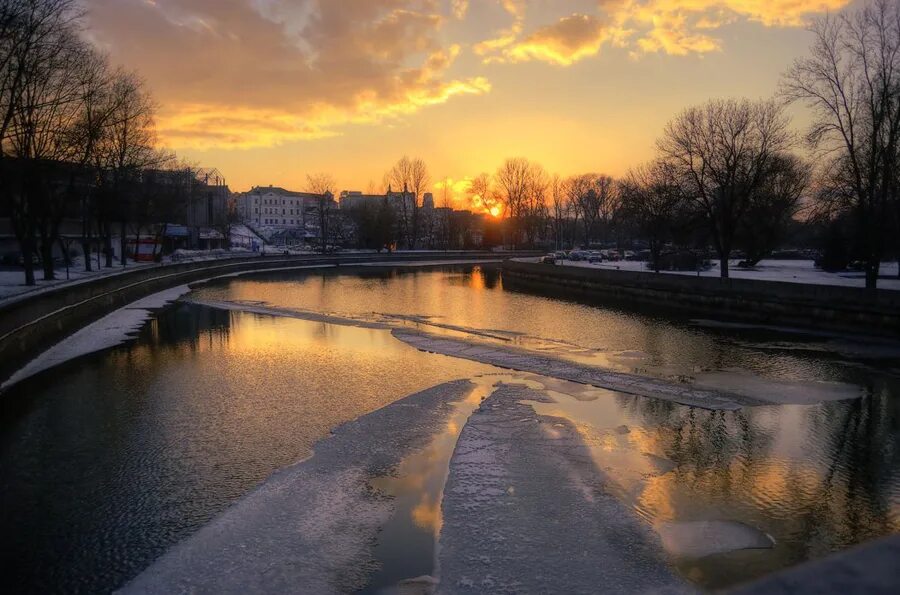 Холодное утро в городе. Январская оттепель. Оттепель зимы в городе. Шуваловский парк зимой. Тосно оттепель.