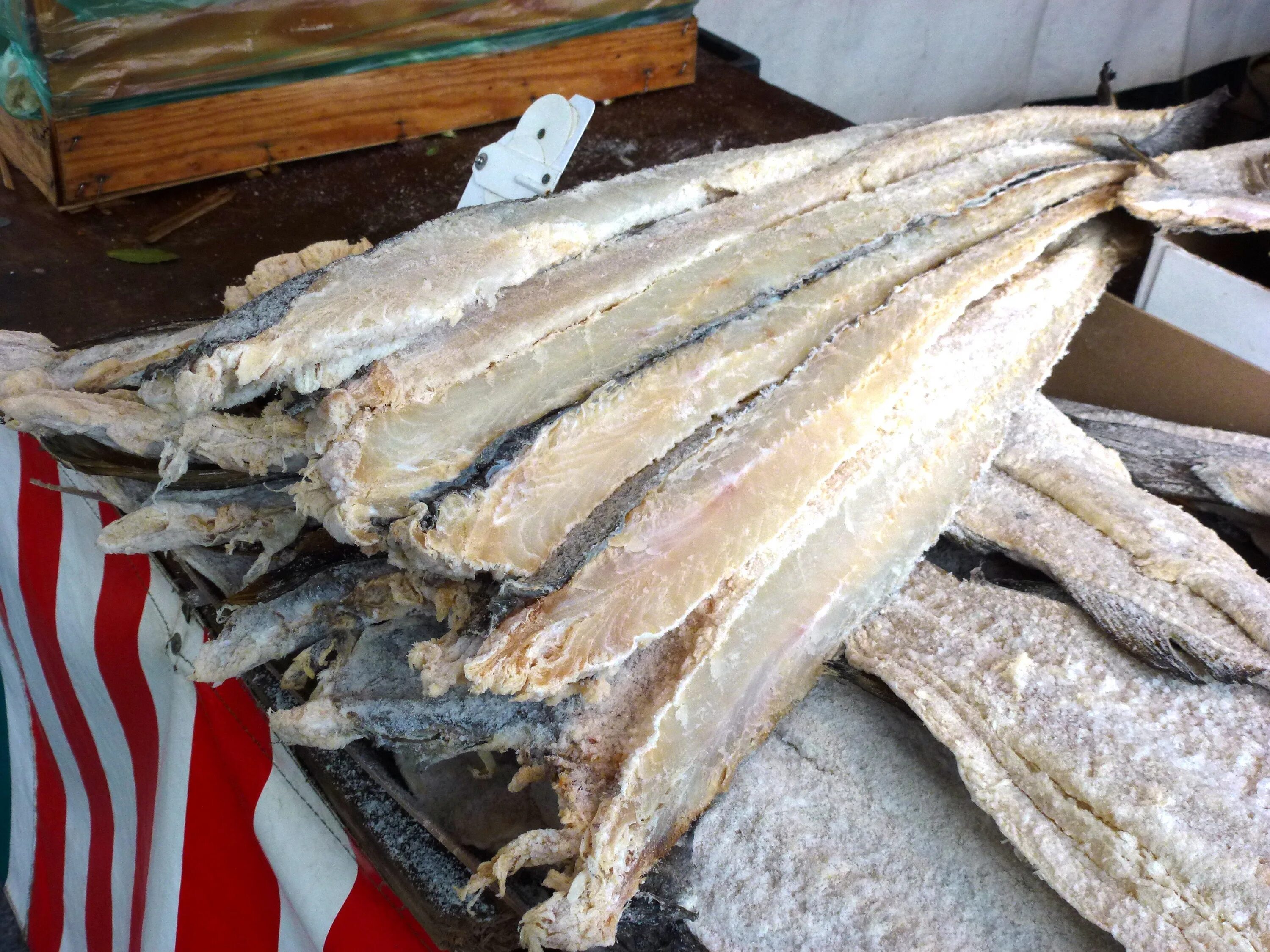 Два слова на сушеной треске. Рыба Сайда копченая. Треска 50 кг. Тайская сушеная рыба длинная.