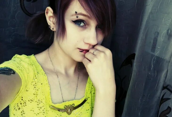 Грандж харадзюку 2020. Эмо девочки. Альт эмо. Стрижки подростков 2021 девочек эмо. Эмо грандж 2020 девушки.