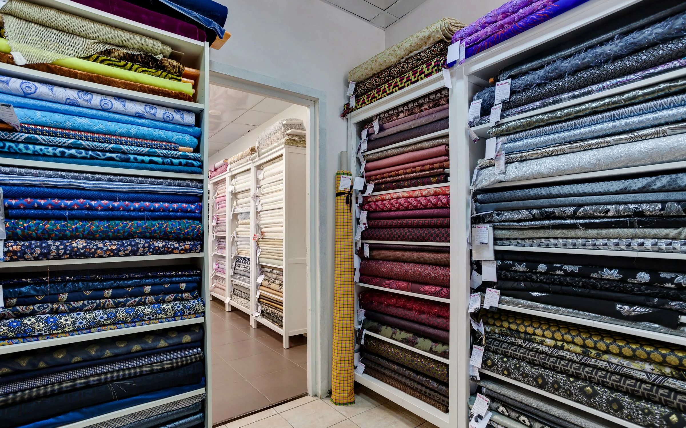 Склад ткани и фурнитуры. Рулоны ткани на складе. Ткани склады розница. Магазин склад ткани. Выкладка тканей.