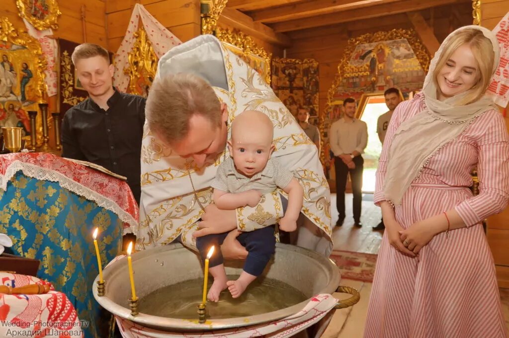 Крещение в храм Рождества Пресвятой Богородицы в Капотне. Крестины ребёнка в церкви. Крещение младенца в храме. Ребенок крестится в церкви. Кухня дети церковь