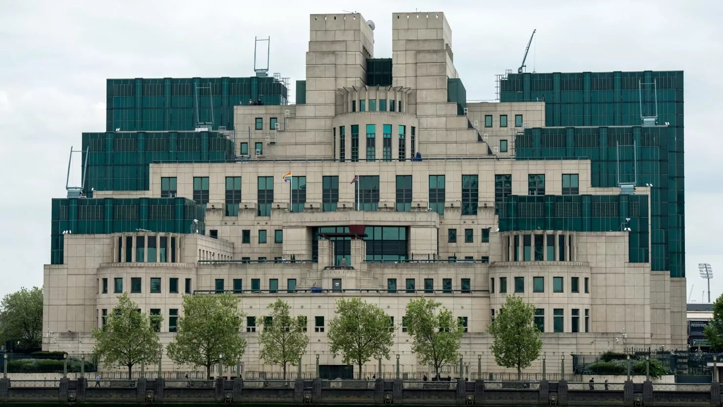 Британская ми 6. Ми-6 разведка здание. Здание mi6 в Лондоне. Ми-6 разведка Великобритании. Mi6 разведка.