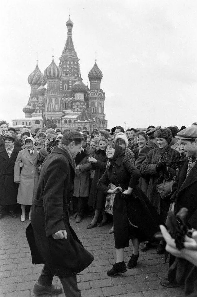 14 апреля 1961 года. Гагарин на красной площади 1961. Кортеж первого Космонавта Юрия Гагарина Москва 14 апреля 1961 года. СССР ликует 12 апреля 1961. 12 Апреля 1961 встречают Гагарина.