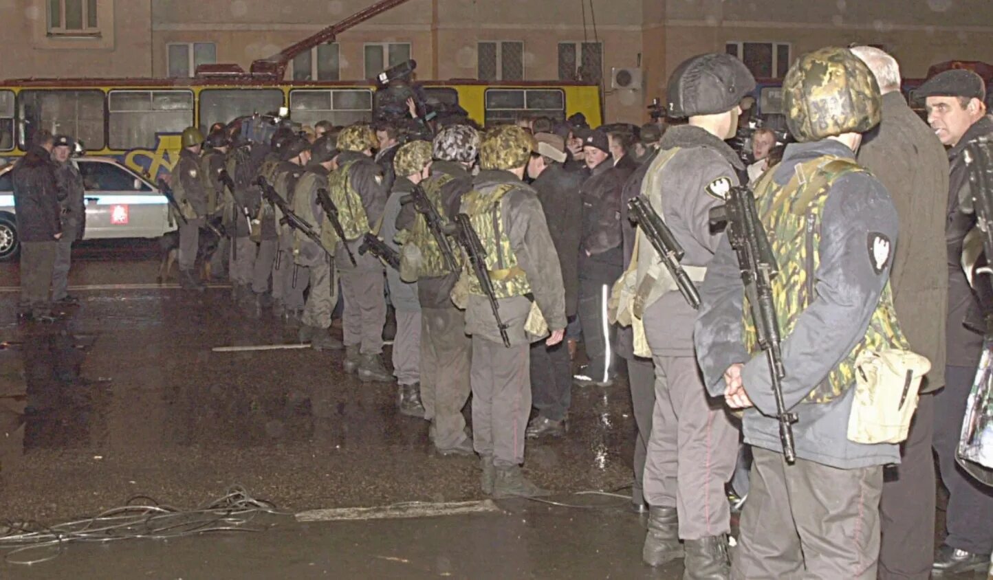 Фотографии террористов в москве. 23 Октября 2002 года в театральный центр на Дубровке. Теракт на Дубровке Норд ОСТ 2002. Театр на Дубровке 2002 год.