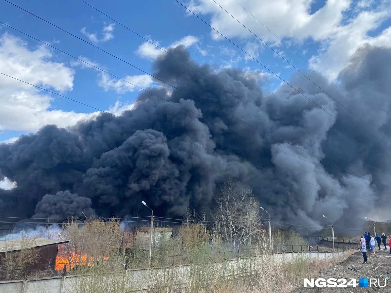 Огонь здания с черным дымом. Черный дым от пожара. Пожар летом тула. Пожар на складе красноярск. Дым без огня.