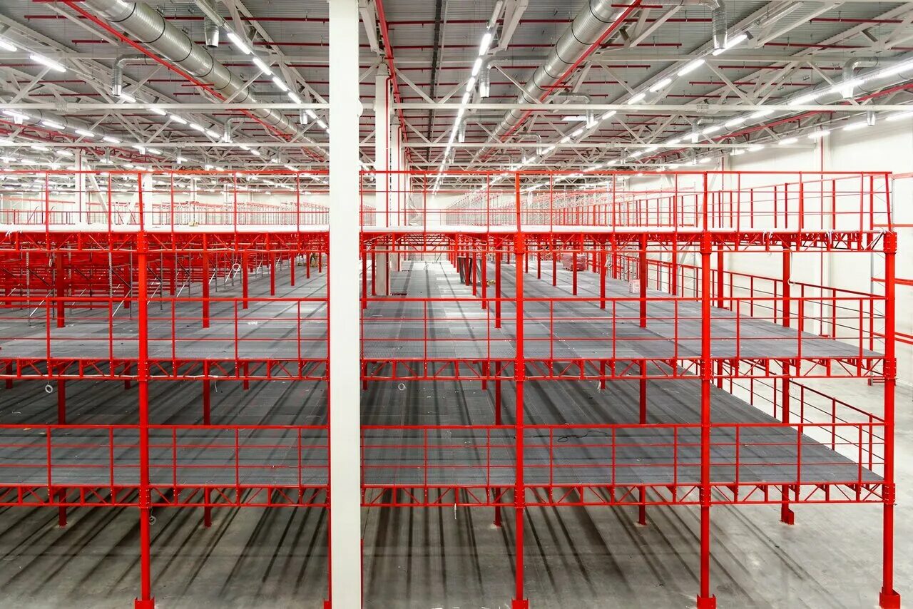 среднегрузовые стеллажи для склада сгр. пск сталь. пск сталь лого. мезонин 6*12 на колоннах. самонесущие склады на основе паллетных стеллажей.