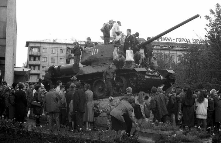 Танк т34 Барнаул. Танк т-34 в Барнауле памятник. Т34 возле кинотеатра мир Барнаул СССР. Танк у кинотеатра мир в Барнауле. 19 мая 1995 г 81