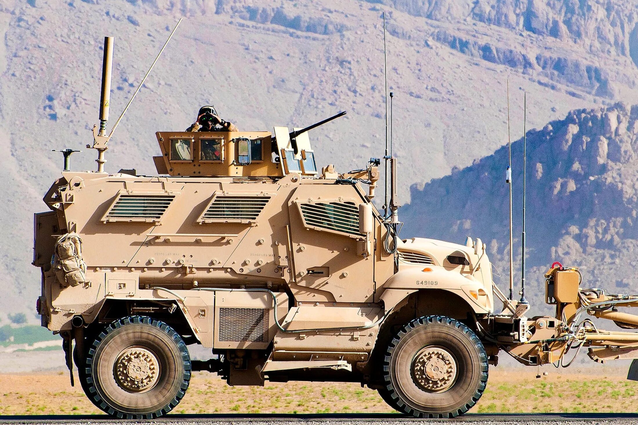 Бронеавтомобилей international maxxpro. Макс про сша. Бронемашина maxxpro mrap. Макс про сша. Бронемашина maxxpro mrap.