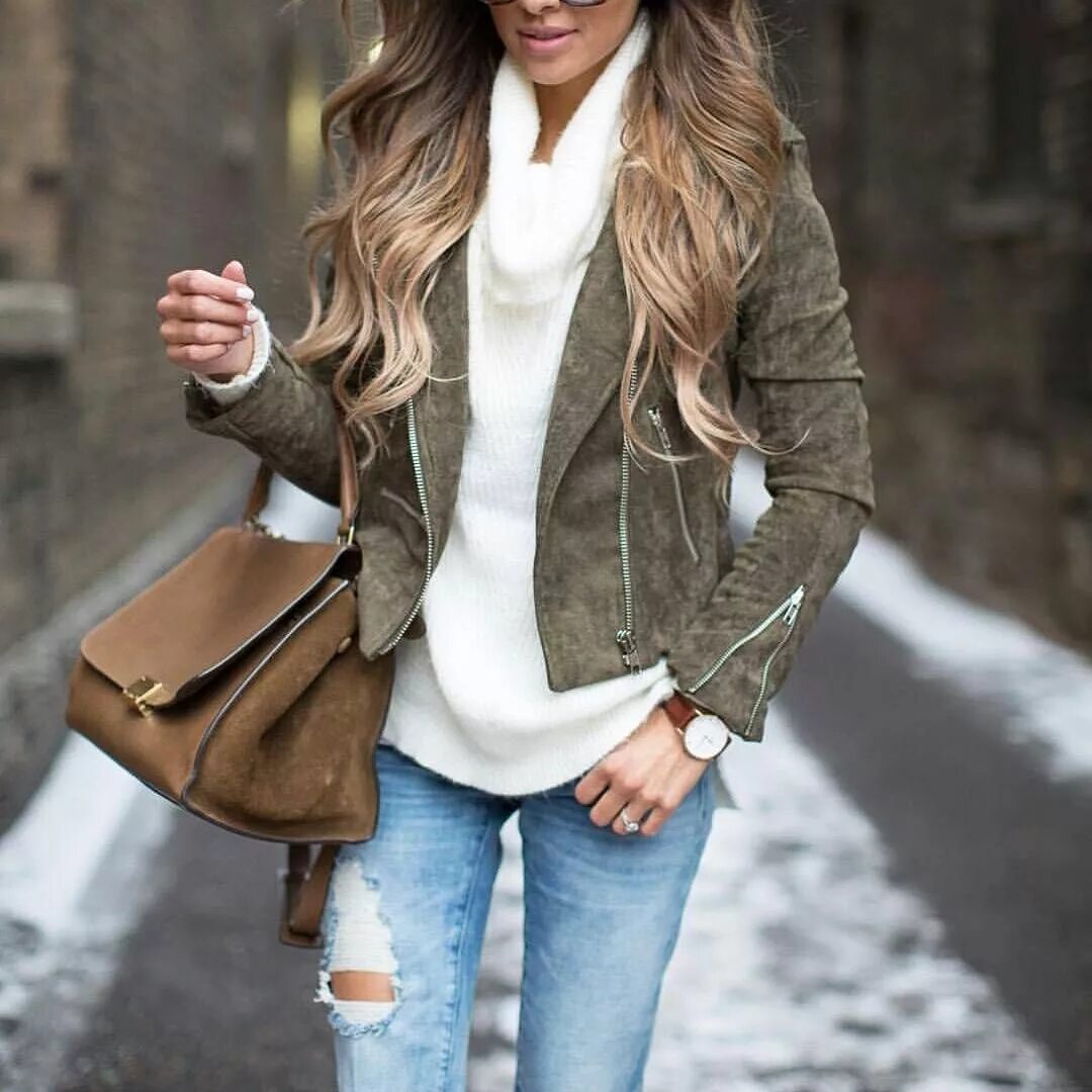 Кьяра ферраньи стиль. Нужна ли кожаная куртка в гардеробе женщины. Весенние куртки из овчины. Бежевая косуха образы. Стиль осень детали кожа.