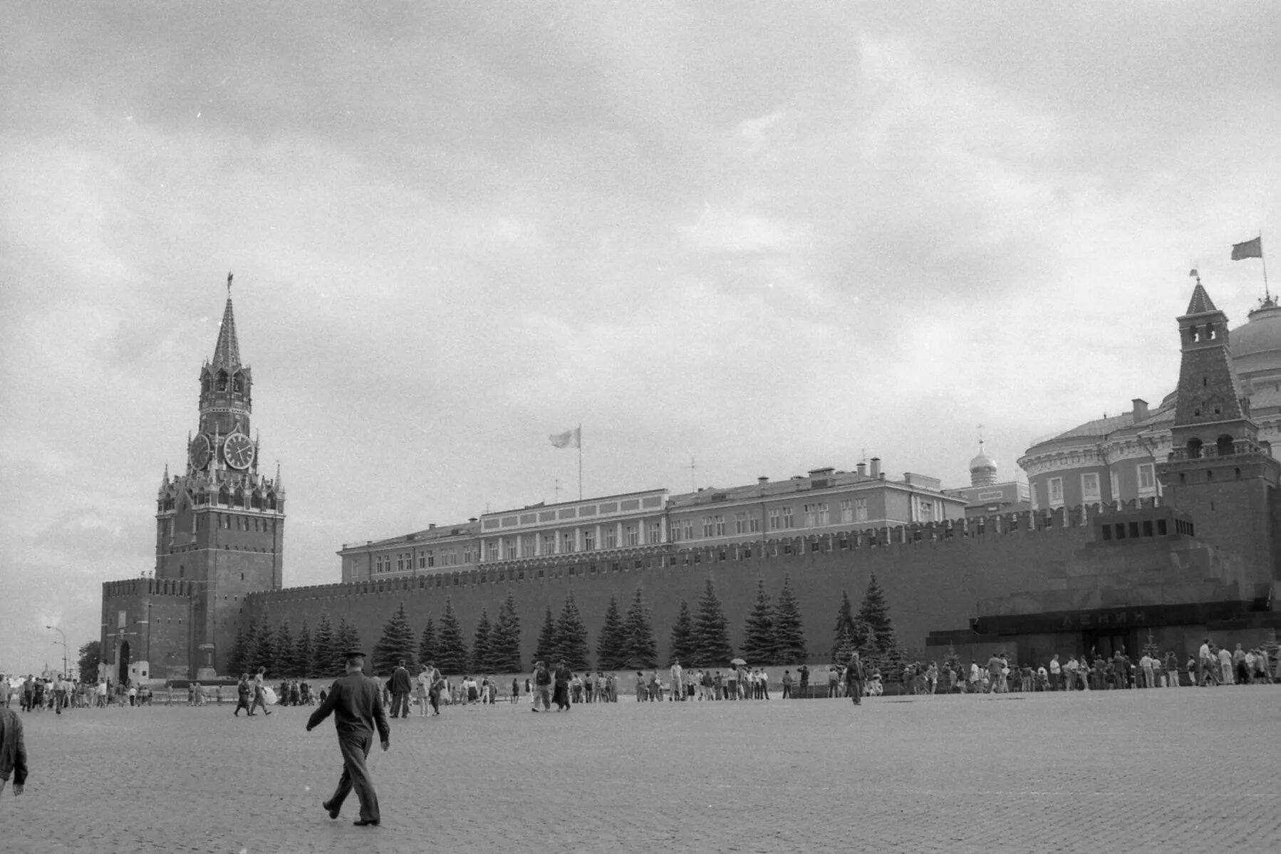 Приземлился на красной площади в 1987. Матиас Руст на красной площади. Матиас Руст на красной площади 1987. Руст Москва красная площадь. Самолёт Руста на красной площади.