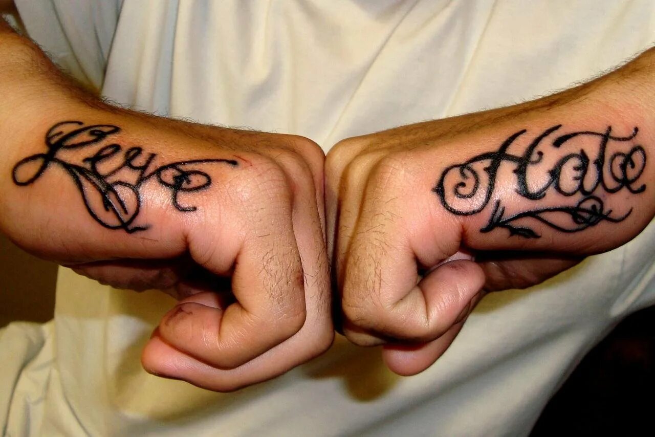 Тату hate. Тату надпись Love на руке. Тату на руке для мужчин любовь. Тату Love на руке. Татуировки про любовь для мужчин