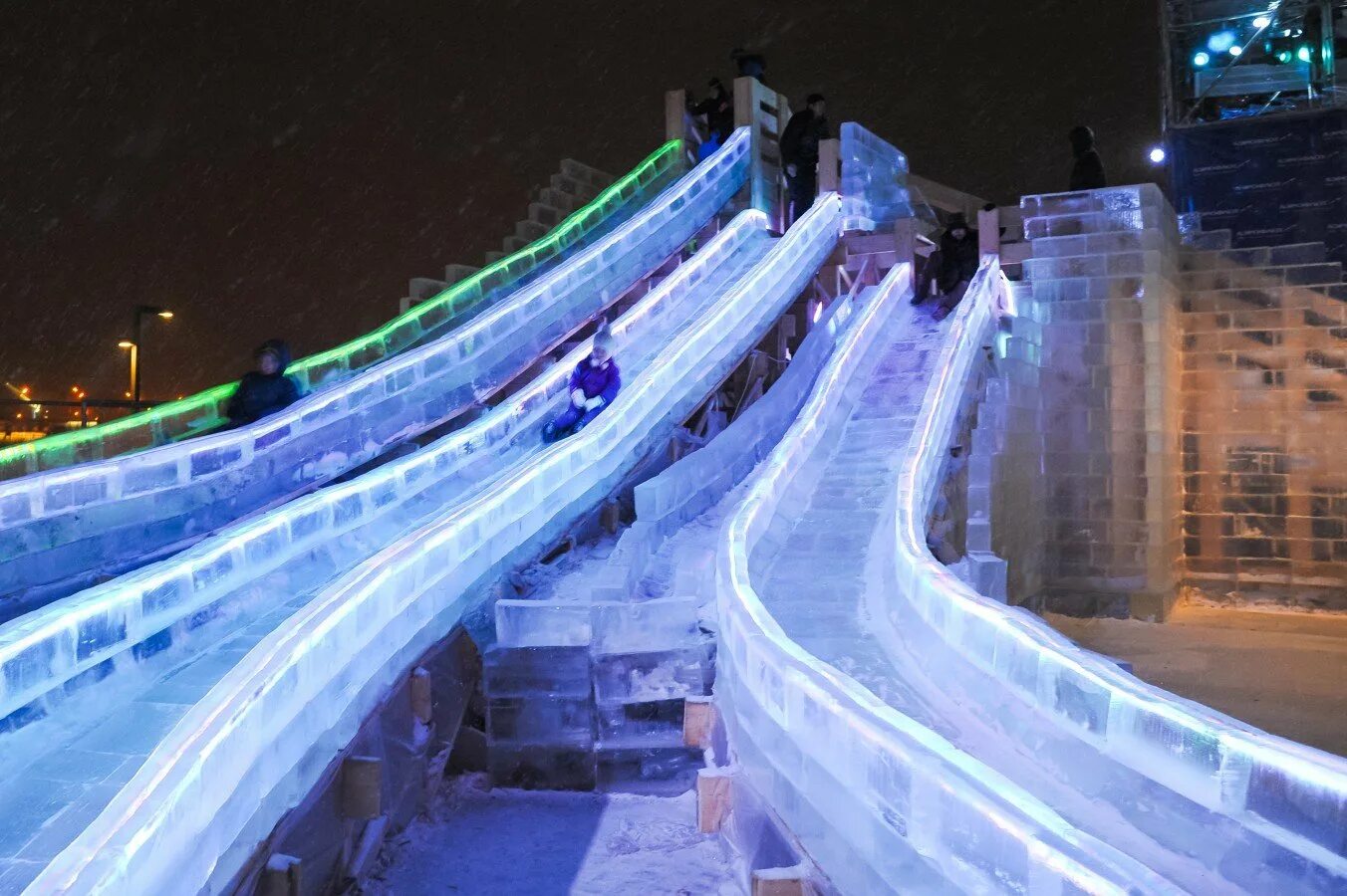 Снежком горка. Ледяная горка в Москве. Парк Сокольники горка. Измайловский парк тюбинг. Снежные горки.