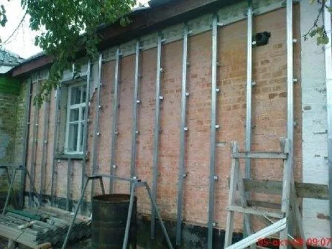 Обрешетка под сайдинг из металлопрофиля своими руками. Металлический каркас под сайдинг. металлическая обрешетка под сайдинг. профиль под сайдинг на стены наружные. металлическая обрешетка для сайдинга.