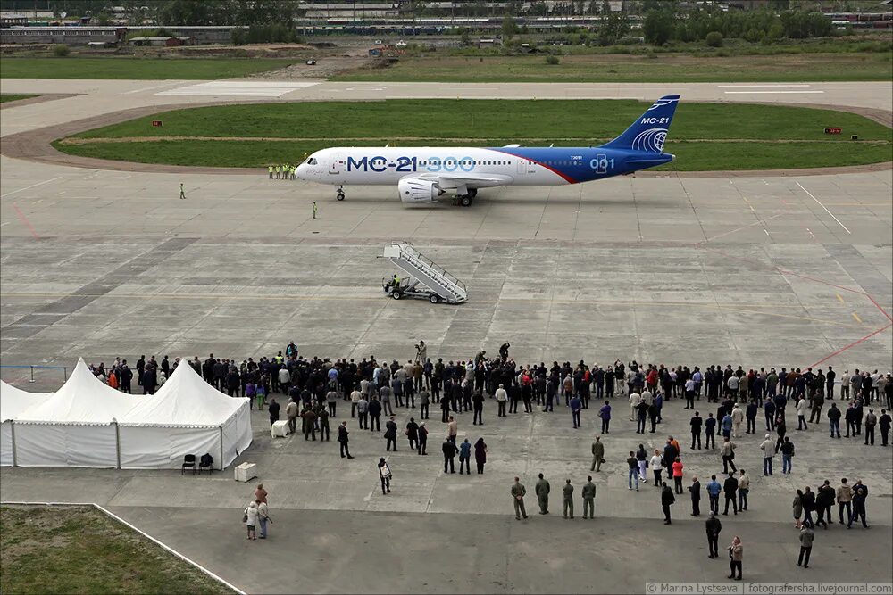 Первый полет мс. МС-21. МС 21 300. Первый полет MC-21. МС 21 на взлете.