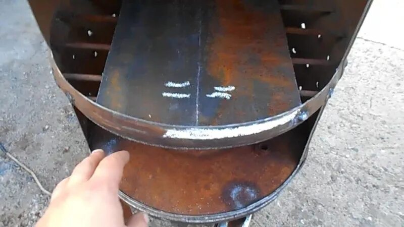 Мангал и коптилка из бочки 200 литров. Коптилка с 200 литровой бочки. Емкость для холодного копчения из бочки. Коптильня из двухсотлитровой бочки. Как из двухсотлитровой бочки сделать.