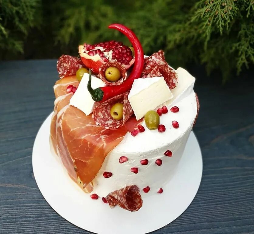 Соленый торт с рыбой. Как сделать соленый торт. Украшение соленого торта. Закусочный торт. Украшение соленого торта.