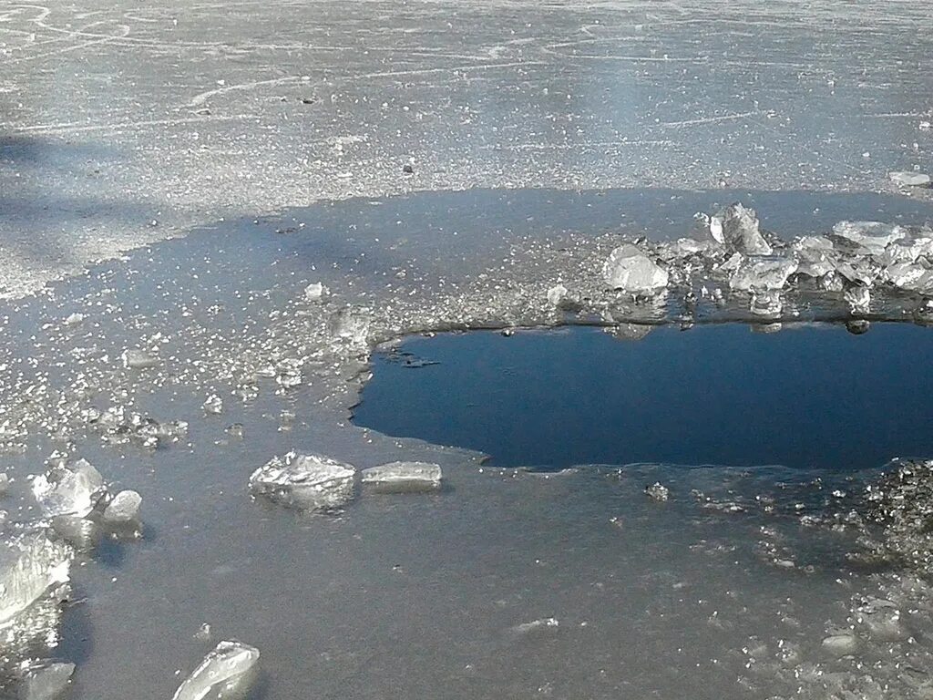 Аршанская вода. Стул на льду реки фотосессия. Фура ушла под лед Саратов.