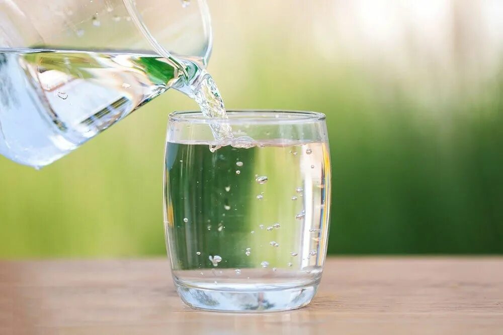 Бензин и вода в стакане. Стакан воды фон. Glass. Poolside Glass of Water. A Glass of Water Bismilləh.