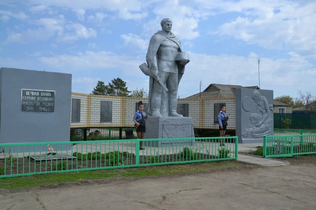 Погода знаменский саратовской области ивантеевский район. Поселке Знаменский Ивантеевский район. Саратовская область Ивантеевский район п.Знаменский. Пос Знаменский Ивантеевский район Саратовская область. Вечный огонь Саратовская область поселок Духовницкое.