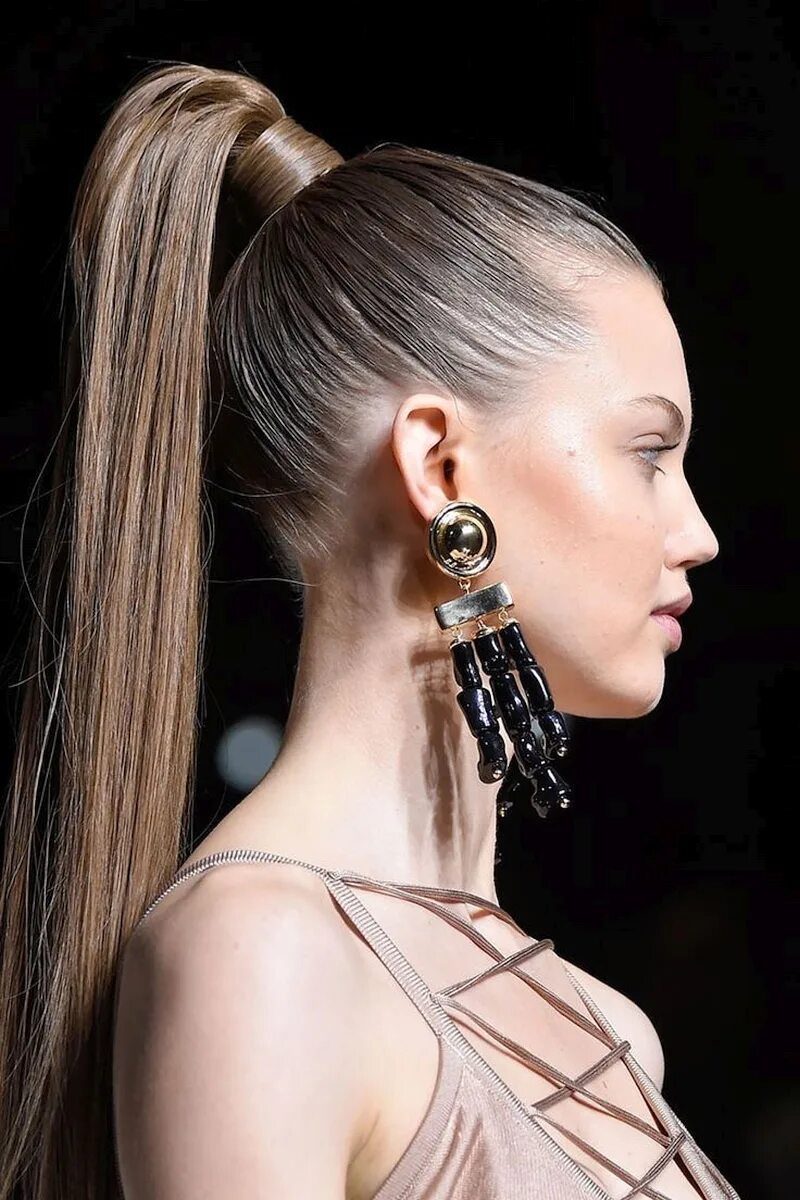 Волосы высокий хвост. Balmain ponytail.прически. Конский хвост прическа 2022. Модные хвосты 2022. Модные хвосты на длинные волосы 2021.