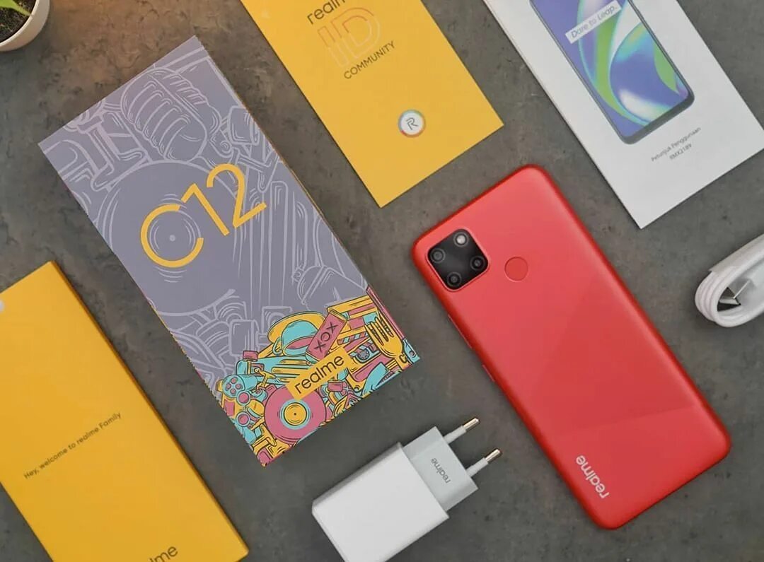 Realme c12 цена. Realme c12 совместимость чехлов. Обои Realme 10 желто черные.