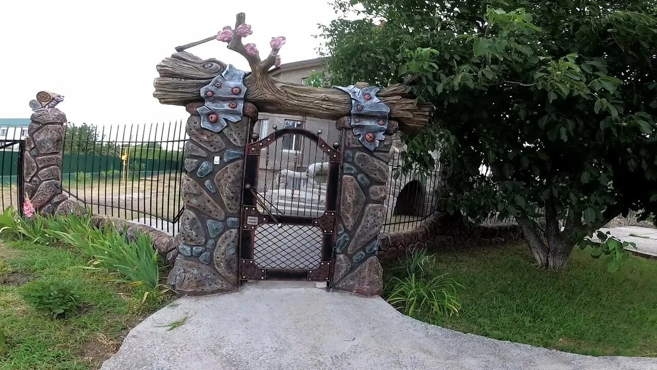 Iron Gates Devon Artist Blacksmith Devon in 2023 Wrought iron driveway gates, Dr