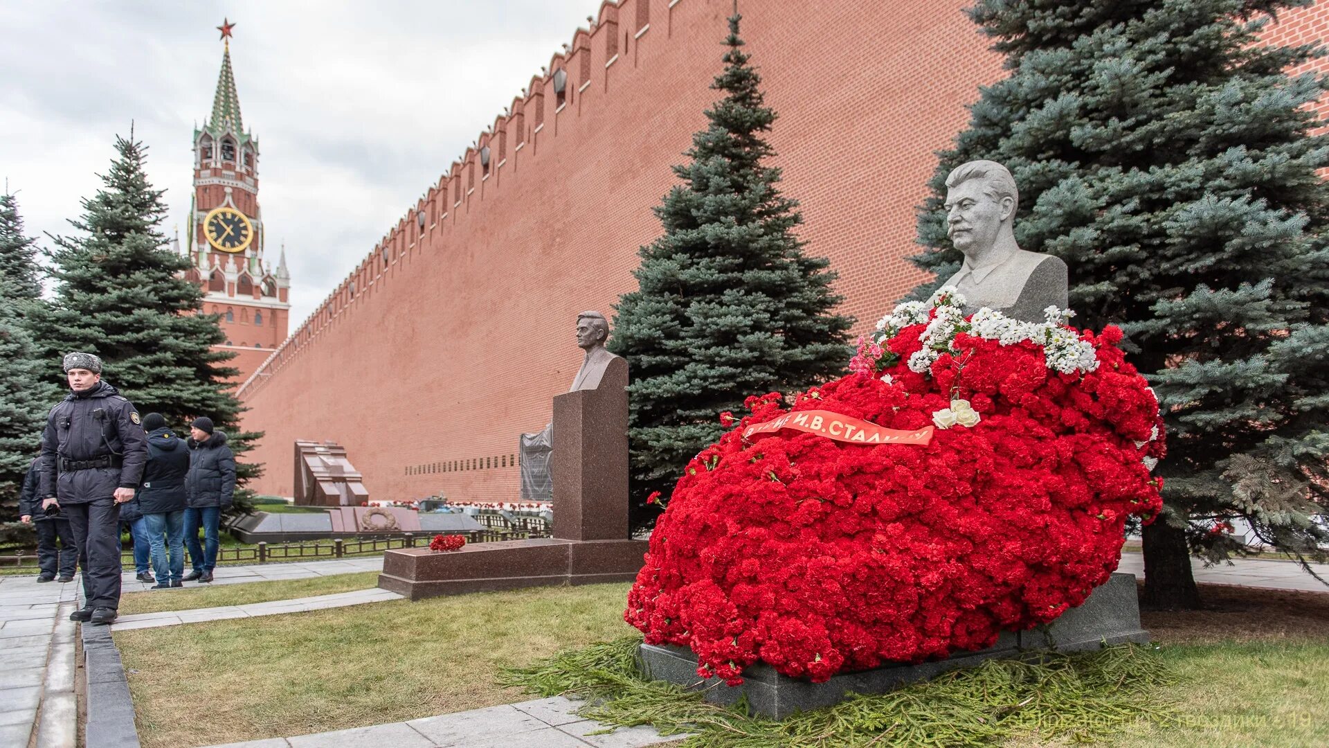 Сталин Иосиф Виссарионович на красной площади. Сталин Иосиф Виссарионович могила. Могила Сталина в Москве. Сталин у кремлевской стены.