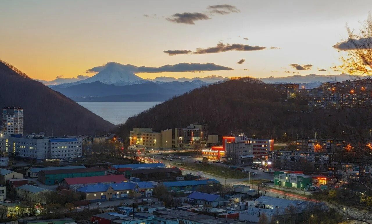 Прокат петропавловск камчатский. Камчатка город Петропавловск Камчатский. Петропавловск Камчатский центр города 2022. Петропавловск и Петропавловск Камчатский. Набережная Петропавловска-Камчатского.