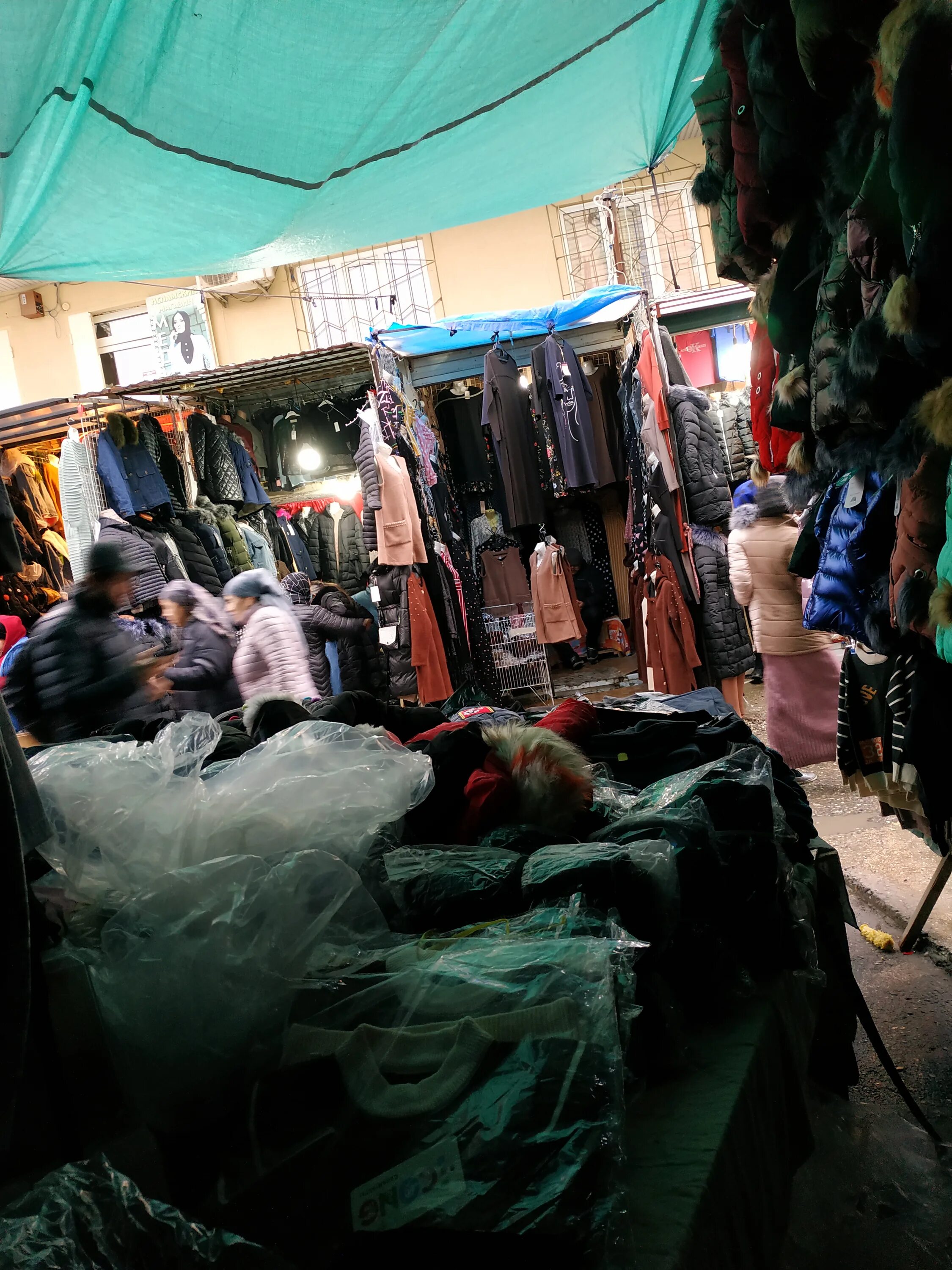 Хасавюрт базар одежда. Хасавюрт дагестан рынок. Хасавюрт восточный рынок. Хасавюрт рынок оптовый. Шапки с рынка.