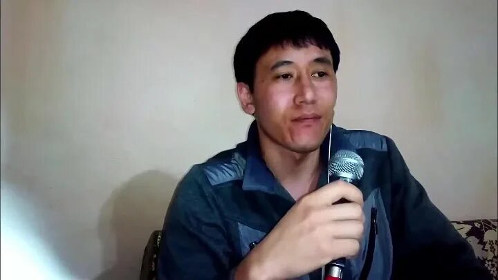 Айкын. Казах поет. Песня одноклассники поет казах. Ты не пришла на новогодний бал песня. Парень казах с гитарой.