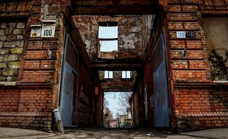 Изнанка двора. Одесса разруха трущобы. изнанка украины городские трущобы. волгоград окраины трущобы. санкт-петербург окраины трущоб.