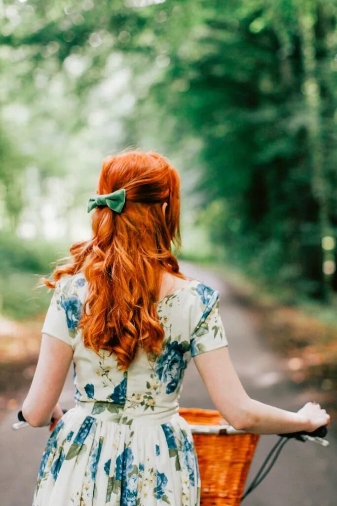 Redhead riding. Рыжие девушки. Рыжая девушка в платье. Стильные рыжие девушки. Рыжие волосы со спины.