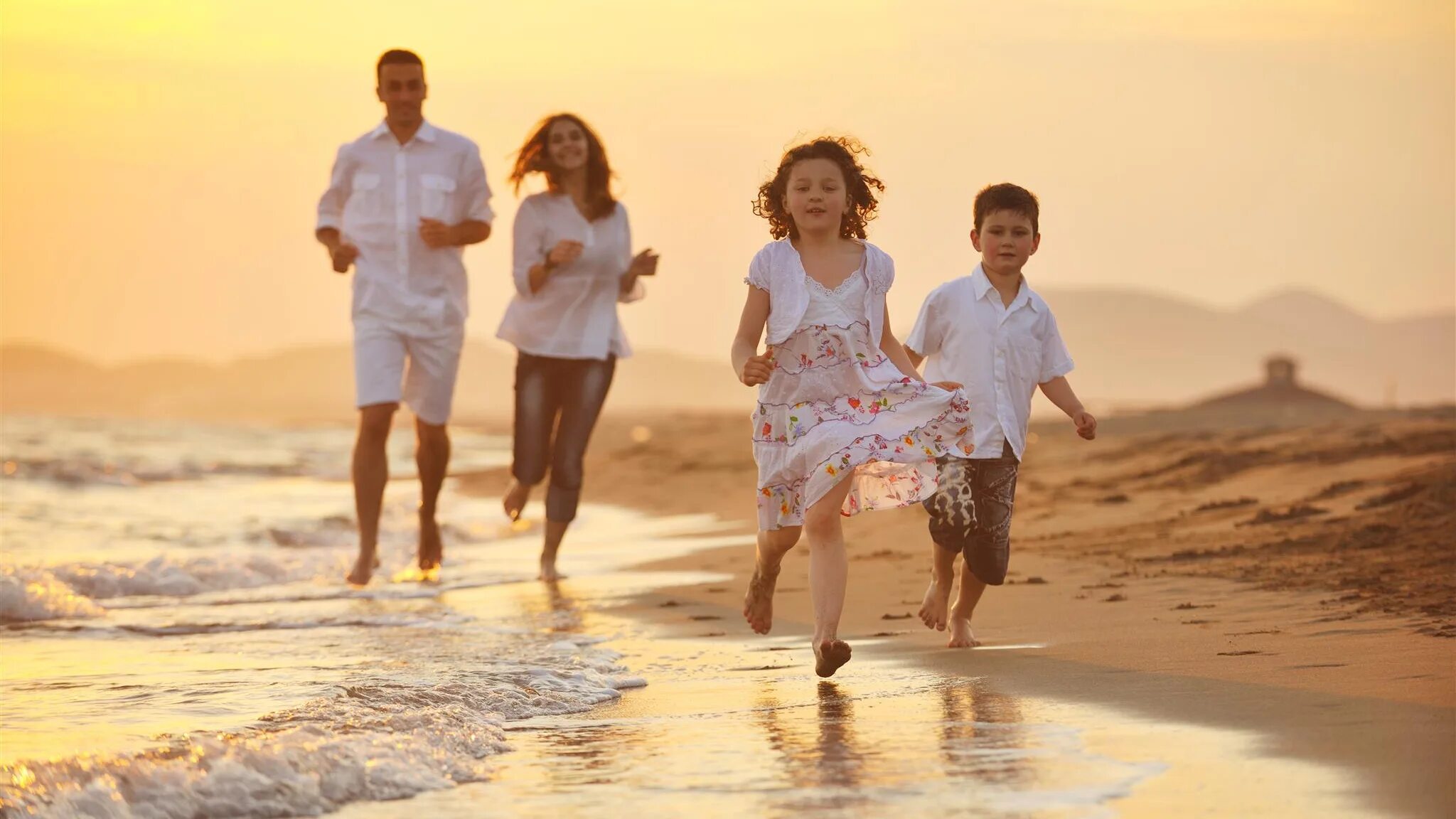 Как дети относятся к жизни. Семья на море. Семья на пляже. Счастливая семья на море. Дети бегут по берегу моря.