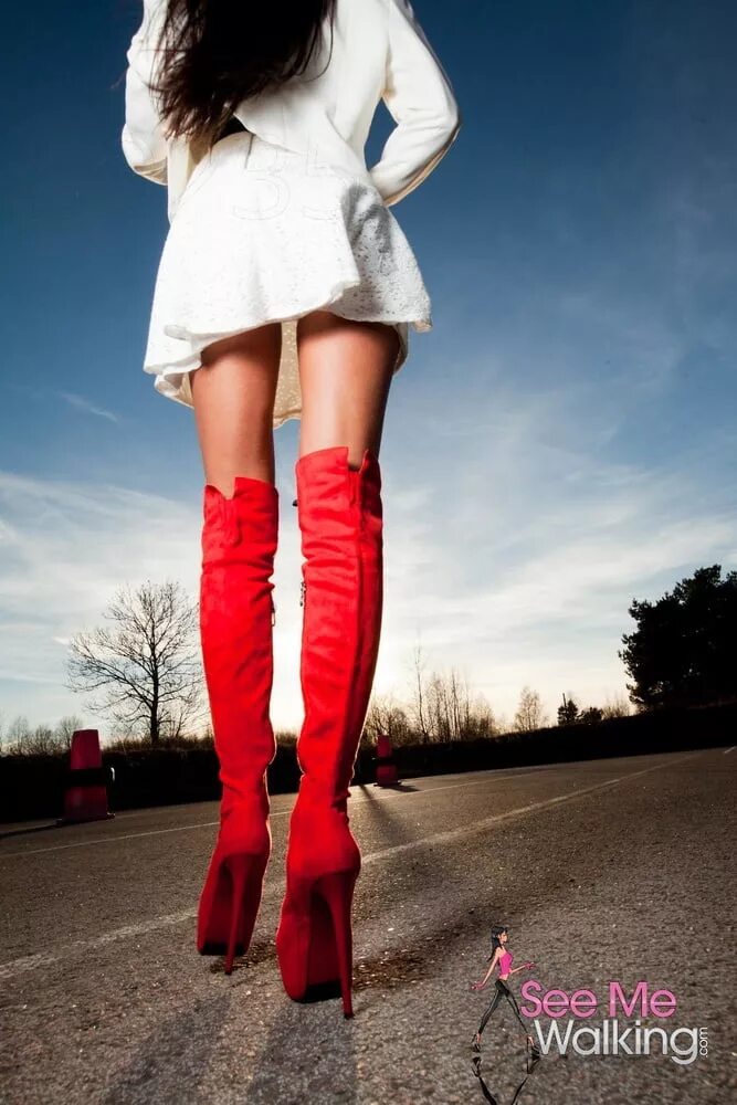 откажитесь от обуви на высоком каблуке. каблук. туфли на узкую ногу. туфли на каблуке. Walk in high heels.