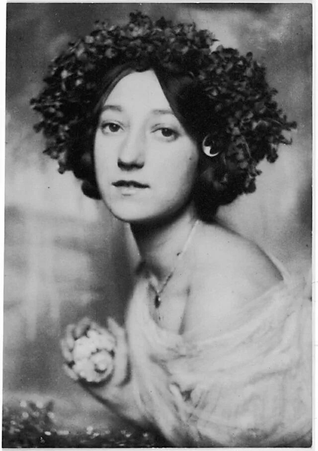 40 Stunning Portrait Photos of Beautiful Young Women From the Turn of the 20th C