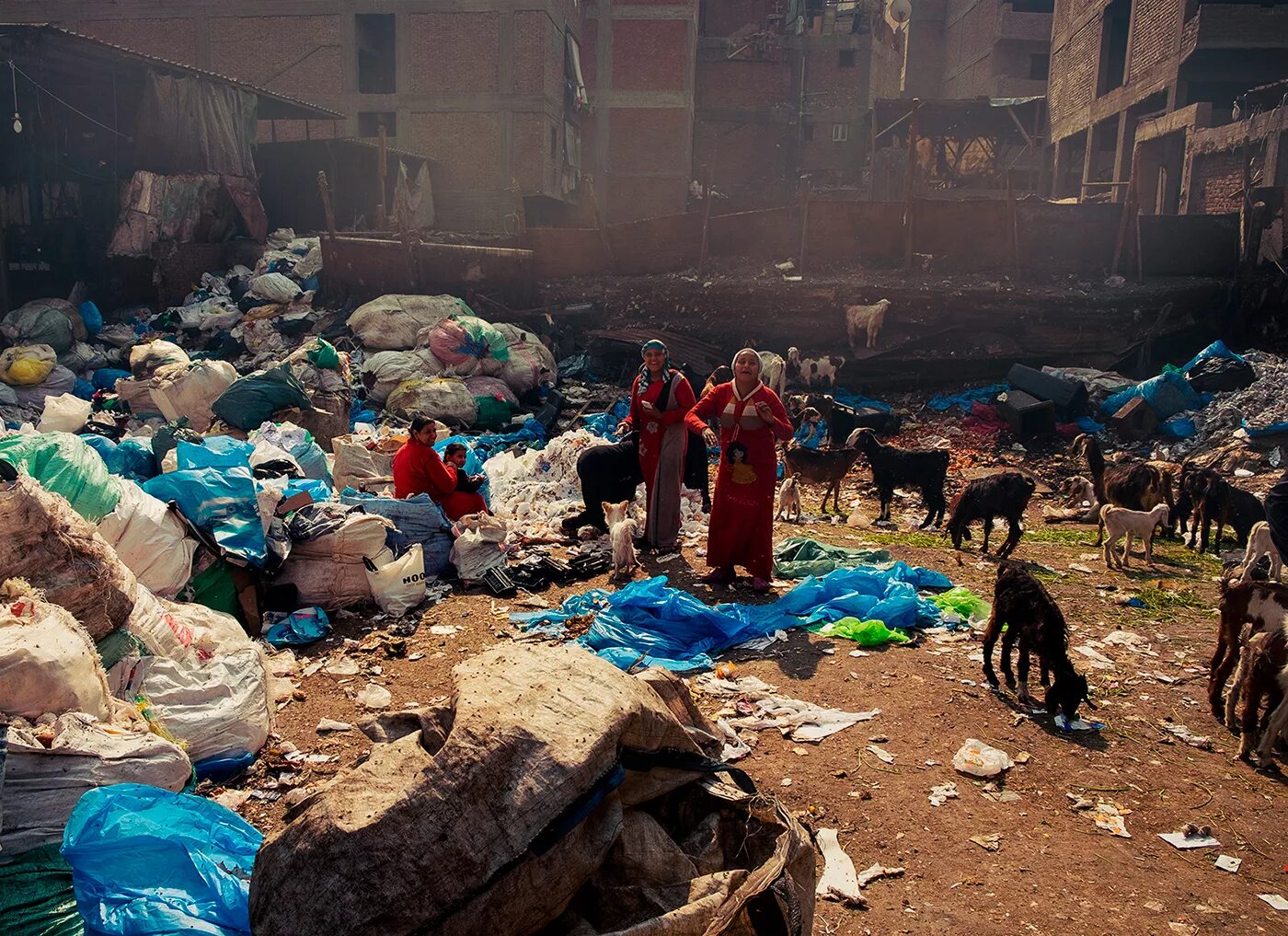 Тбо города. Заббалин Каир. Маншият-Насир город мусорщиков. Город мусорщиков в Каире. Маншият-Насир Египет.